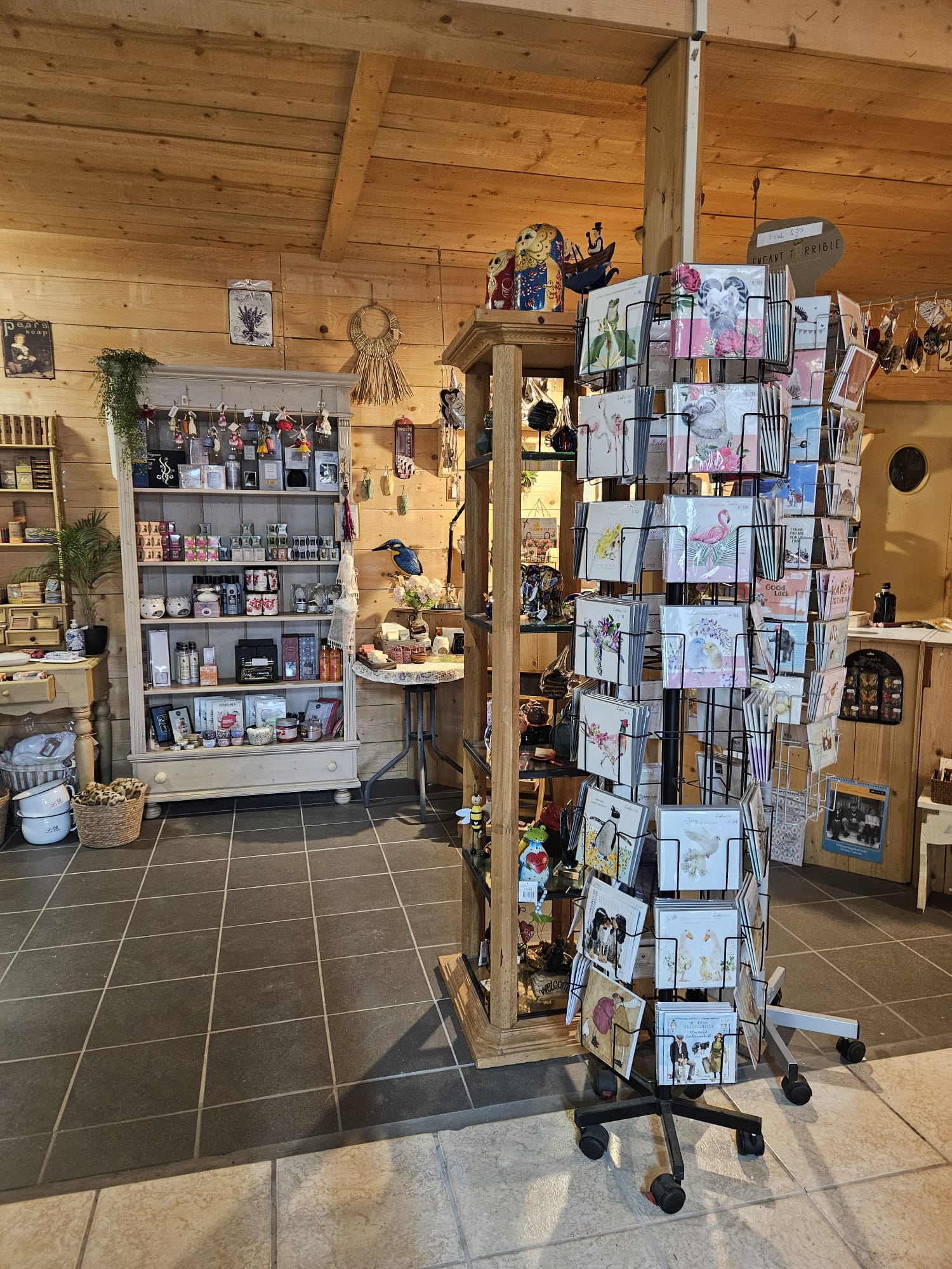 Interieur van Fleuria met cadeauartikelen en warme houten sfeer